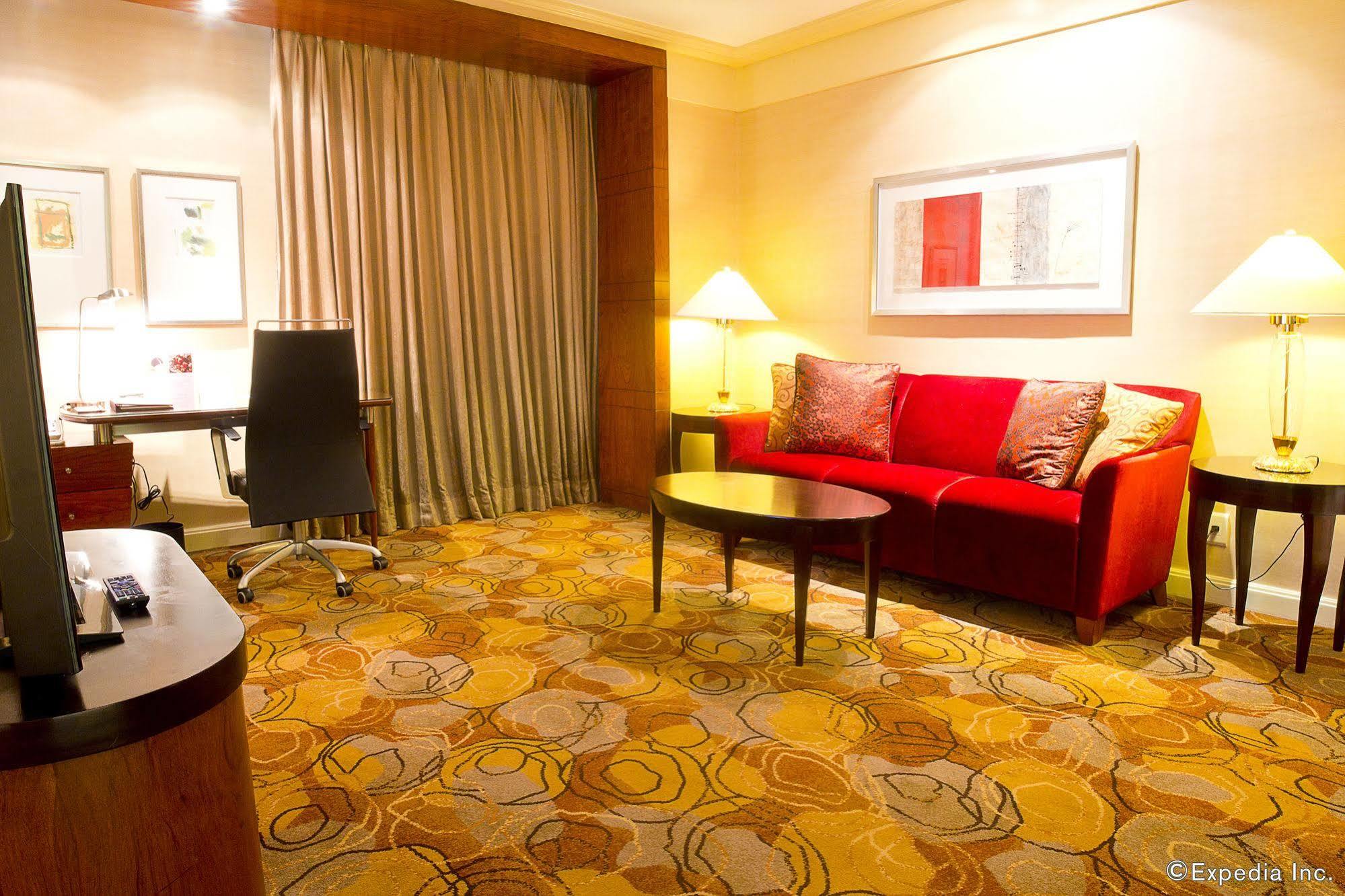New Coast Hotel Manila Exterior foto A living room in a suite at the Shangri-La Hotel, Kuala Lumpur